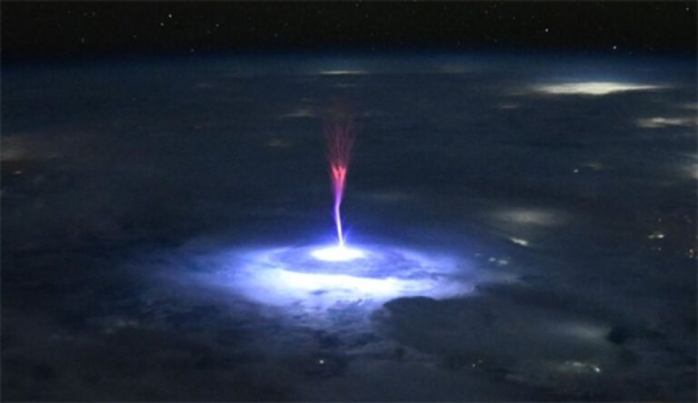 宇宙の神秘！稀な放電現象「レッドスプライト」が国際宇宙ステーションから撮影される