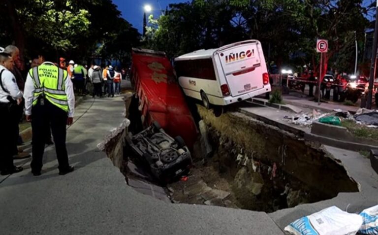 メキシコの道路で突如巨大な陥没穴が発生、車両2台を飲み込む