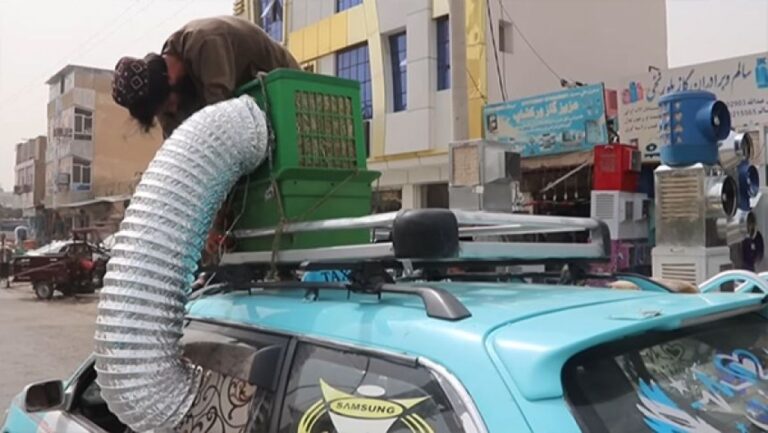 酷暑のアフガニスタンで独創的なカーエアコンを取り付けたタクシードライバーたち