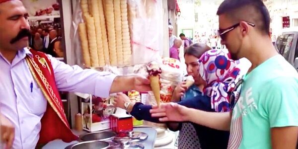 トルコアイス店さん、ライン越えのパフォーマンスをし批判殺到→営業停止へｗｗｗｗｗｗ