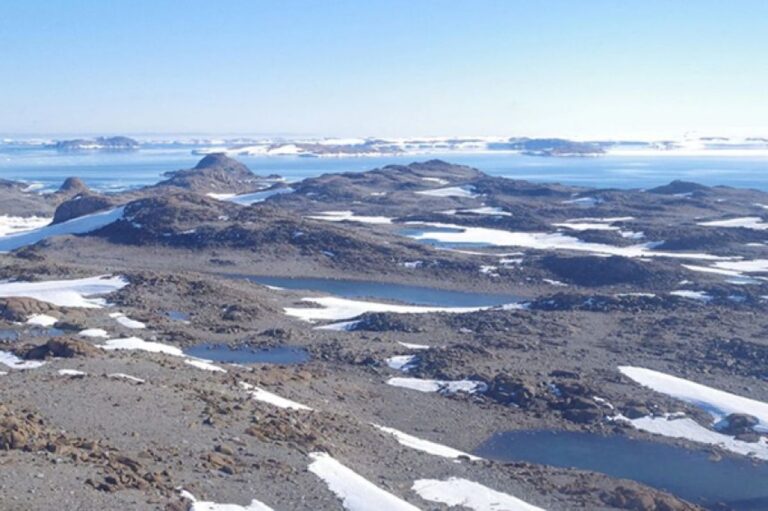 地質学者が南極氷床の下に「異星のような地形」を発見、海面上昇予測の手がかりに