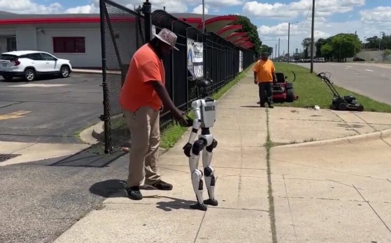 デトロイトで道路をスタスタ歩く人型ロボットを見て通行人びっくり！