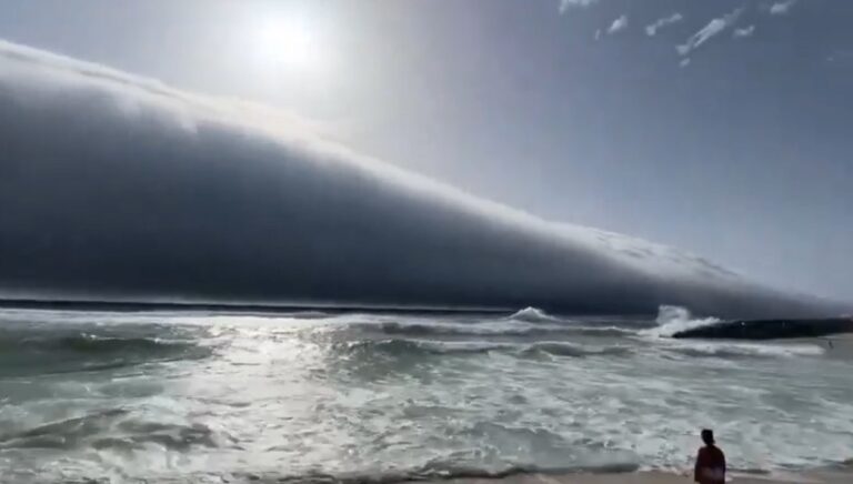 津波かと思ったら雲だった！ポルトガルの海岸で珍しいロール雲が出現