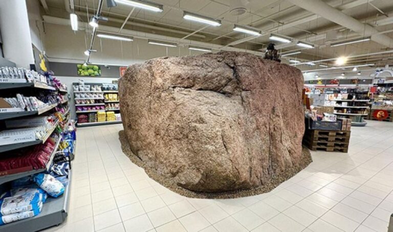 エストニアのスーパーの店内には巨大な岩がある。その理由とは？