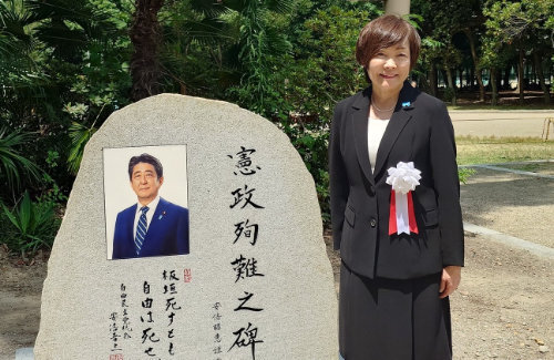 安倍晋三元首相の顕彰碑、除幕式から1週間しか経っていないのに落書きされる・・・