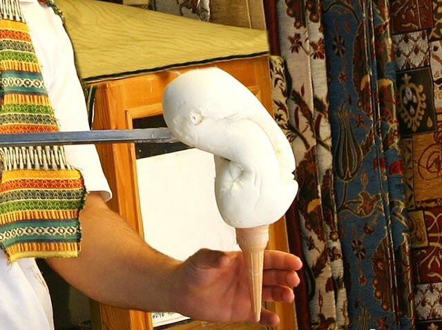 【動画あり】トルコアイス屋さん、いつものパフォーマンス中に女性にとんでもない行為 →地元激怒で営業停止に