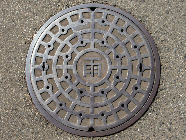 真夏のマンホールはマジで危険！！　手をついた赤ちゃんが大火傷した画像が悲惨すぎる