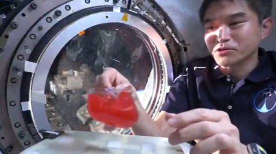 宇宙でもコップで飲める「無重力カップ」の映像がスゲェ