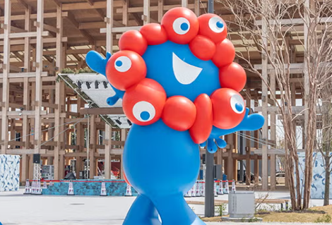 【画像】ミニスカ女性、大阪万博で「実はスカートの中もミャクミャク様なんです」と自分でめくって下着露出　→　想像以上の国際的大問題にｗｗｗｗｗｗ