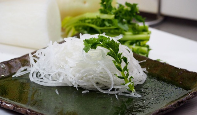 X民「刺身のツマを食べるのは育ちが悪い」って言われたんだけどマジ！？