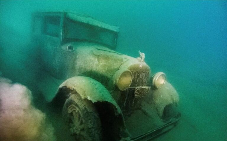 噂は本当だった！85年前に湖に沈んだ伝説の車をダイバーたちが発見