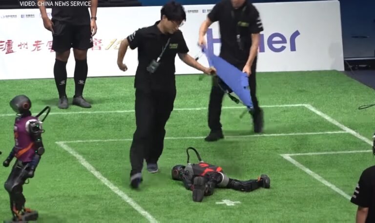 完全自律AIロボットによる3対3のサッカー試合が見どころ満載