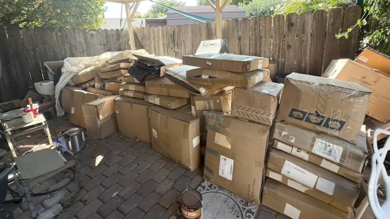 Amazonからの謎の荷物が1年以上届き続け、家がダンボールだらけに