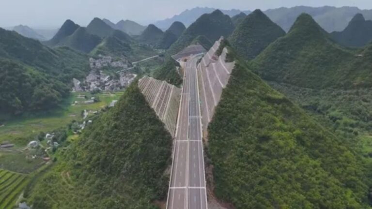 大胆すぎる。山をごっそり削って建設した中国の高速道路