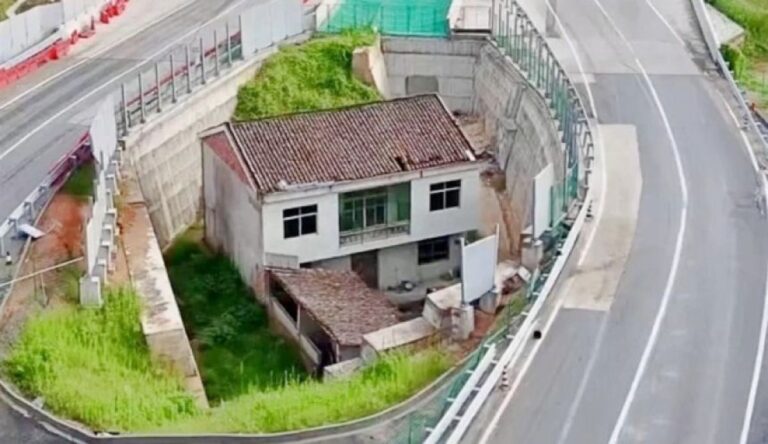 中国の道路に囲まれた一軒家の住人、騒音に耐えきれず引っ越していた