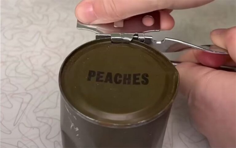 70年前の桃の缶詰を開けてみた。果たしてその中身は？