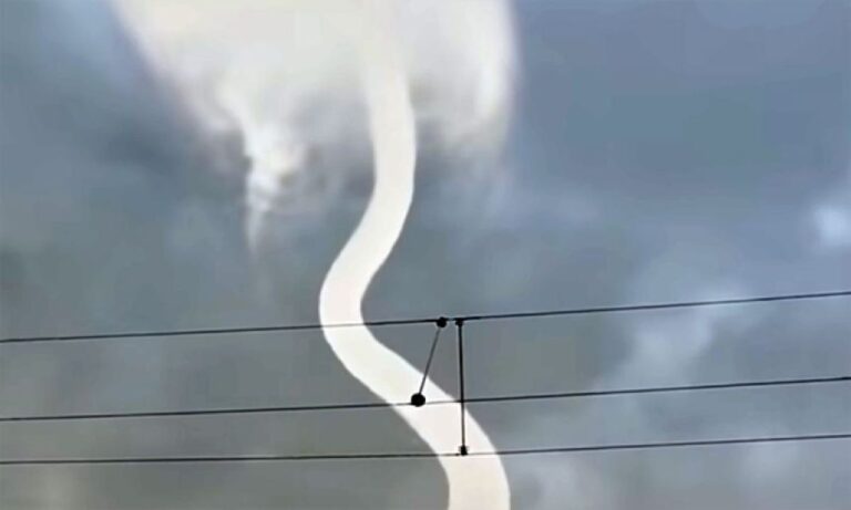 巨大白蛇の如く、うねりながら空を舞う竜巻