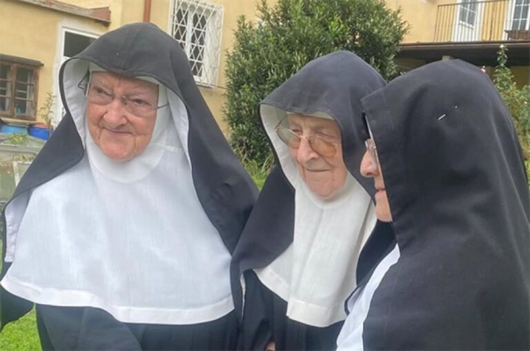 修道女たちの反逆、介護施設から脱走し、半ば廃墟と化した修道院に帰還