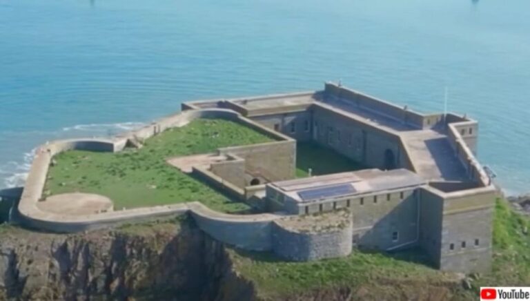19世紀の英国要塞を大豪邸にリノベーションした島が絶賛売り出し中