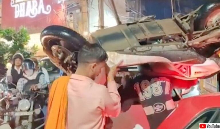 オンリー・インド？交通渋滞から逃れるためにスクーターを肩に担いで歩く男たち