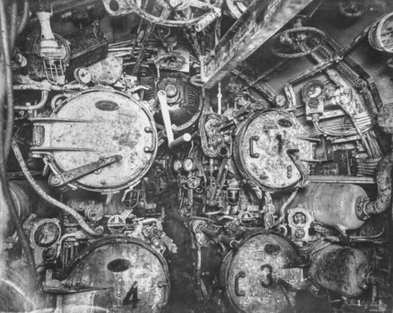 第一次世界大戦で沈没したドイツ潜水艦UB-110の内部を記録した貴重な写真