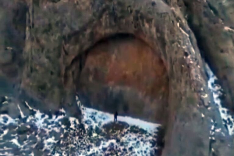 カザフスタンの山奥で発見された巨大な石の扉、その正体を巡ってネットが白熱