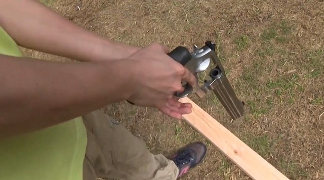 【衝撃動画】素人が50口径のハンドキャノンで撃った結果…