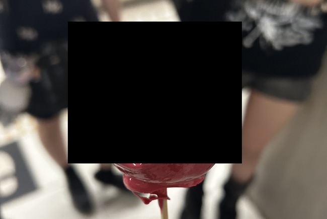 X女子「屋台でりんご飴買ったんだけどヤバくない？」ﾊﾟｼｬｯ→◯◯らしきものまでトッピングされててマジでやべぇ・・・