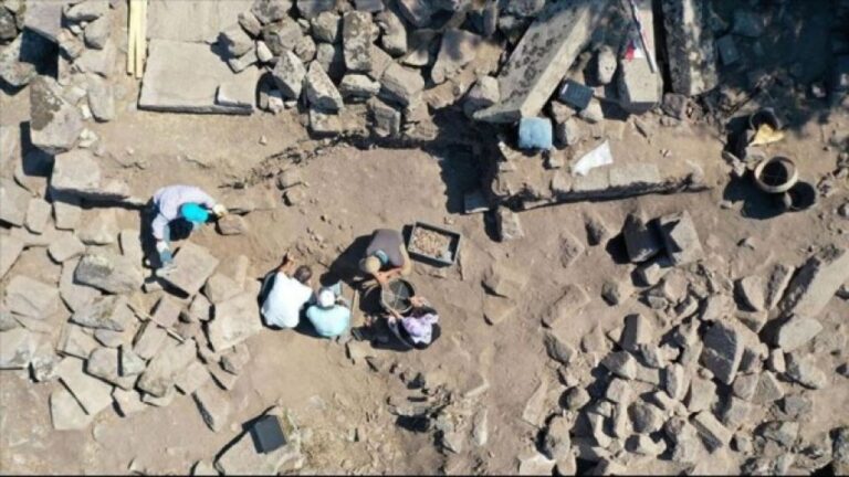 聖水に込めた願い　古代ギリシャ都市でデーメテール女神の神殿と1000点もの水瓶を発見