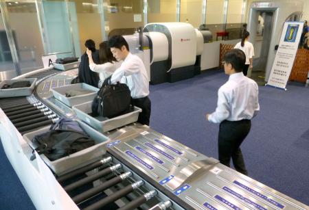 羽田空港の保安検査員（21）、手荷物検査中に乗客の荷物から現金盗んだ疑いで逮捕「スリル楽しむため」