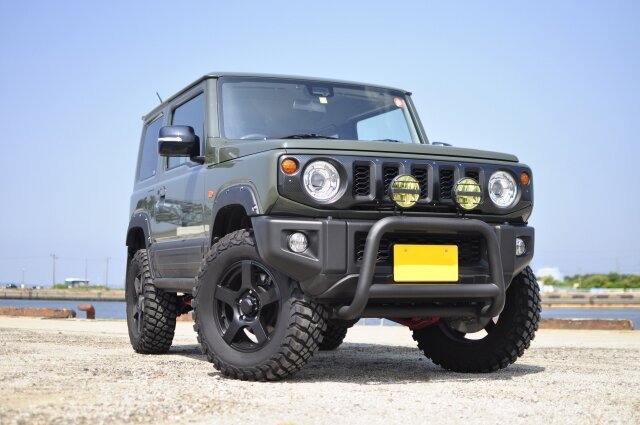 ジムニーが大雨の影響で水没した駐車場から脱出する動画が拡散され話題に 「不思議と行ける気満々だった」