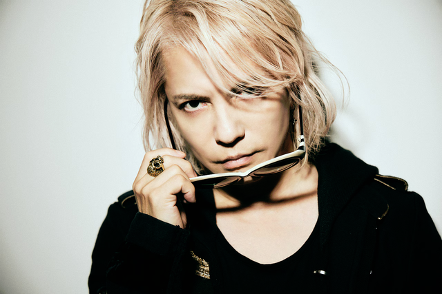 HYDEが飛行機のマナーに苦言「匂いで気がついた」
