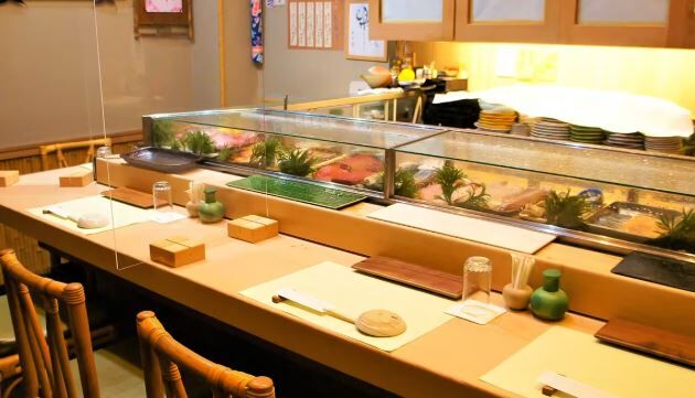 X民「寿司屋にいたんだけど、外人客の体臭が臭すぎて日本人客が全員出て行ったわ」 ← 2000近くものリプが寄せられ物議に…