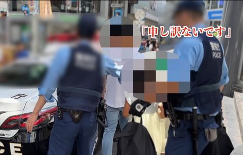 【胸糞】盗撮のために幼い娘2人をカムフラージュに連れていた男、バレて警察に連行！　一部始終の様子があまりに地獄絵図すぎた…