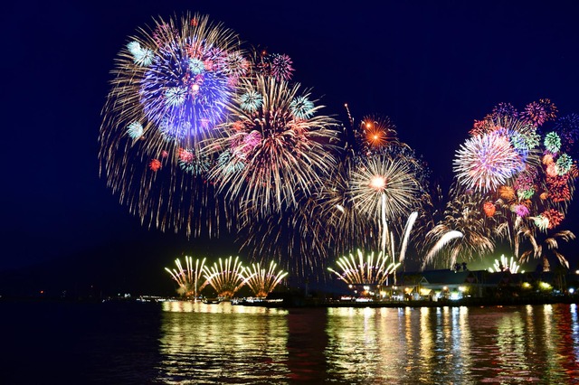鹿児島の花火大会で有料席から花火がまったく見えず。しかし主催は「来年は気を付けます。返金は無理！」