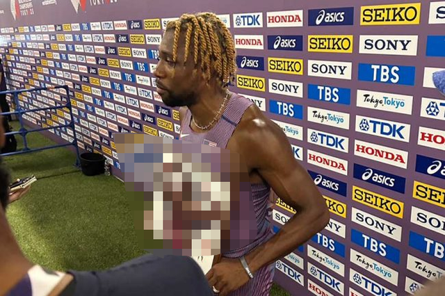 【東京世界陸上】日本のアニメ好きなノア・ライルズさん、1着で予選を突破後とんでもないお宝を取材エリアで披露！「バキの作者に・・・」