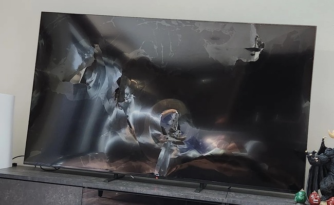 夫さん、自宅に客人を招いてるにも関わらずテレビを破壊　その理由がヤバすぎた・・・