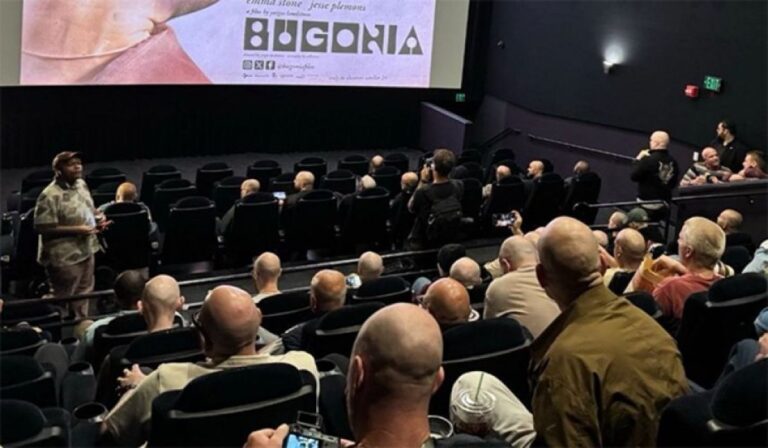 オンリー坊主。エマ・ストーン主演映画の先行上映会は、頭髪がない人のみ入場可