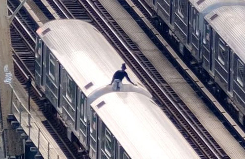 米ニューヨークの駅で、地下鉄車両の上に乗る『地下鉄サーフィン』をしていた少女2人が死亡