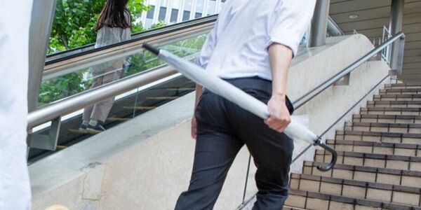 「この傘の持ち方してるやつ、禁止にしてくれ！マジで女に多すぎる！」→女さんブチギレ「いや、圧倒的に男のほうが多いだろ」→物議に・・・これはどっちが多い？