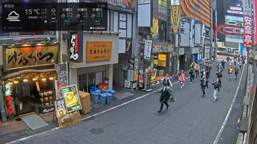 新宿・歌舞伎町のライブカメラ、あの超有名芸能人が写り込む　数十人に追いかけられてるんだがｗｗｗｗｗｗ