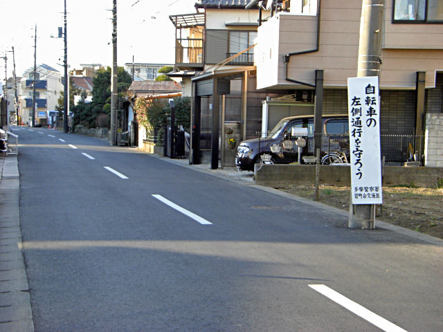 【画像】こういう歩道が無い道路って、どう設計したらこんなアホみたいな構造になるんだ？