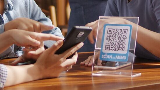 高齢者「今の世の中、スマホ前提のサービスが多くて生活しづらい。ガラケーで手一杯だよ」