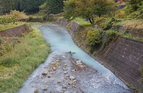 【これは酷い】山梨県上野原市の川に約100リットルのペンキを不法投棄 → 川が白濁し魚死ぬ 「認識不足だった。申し訳ない」