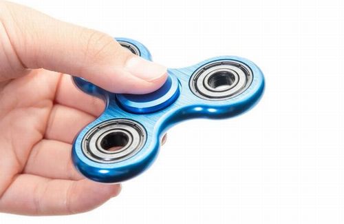 【画像】女性「やばいｗｗハンドスピナーおでこにつけて遊んでたらエグい痕ついたｗｗｗ」　→　保健センターに受診しに行った結果、とんでもないことになってしまう…