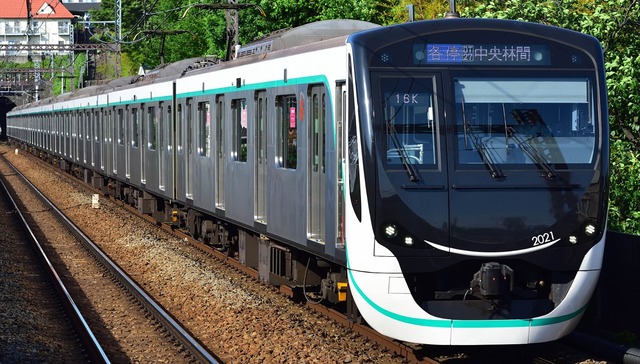 東急田園都市線・梶が谷駅で、車両同士が衝突し脱線する事故が発生！