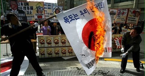 セクシー女優「国旗毀損罪なんか作る意味はない」→ネット民から批判殺到