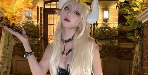 美女「◯◯のコスプレでユニバ来た」→さすがに露出がヤバすぎて大炎上