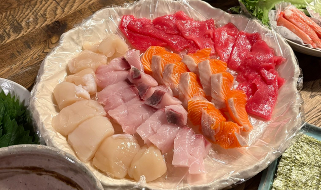 とあるX民が刺身の下にラップを敷いてる料理画像を投稿するも、なんでラップ敷いてるかの疑問続出 → 実はこれ、凄い意味が判明してバズるｗｗｗｗｗ