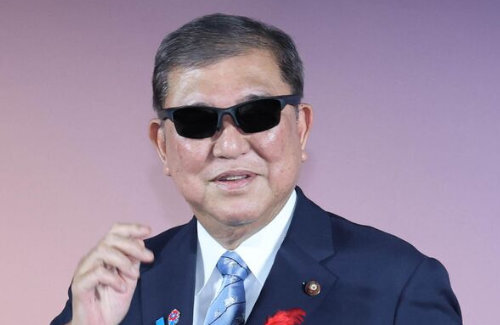石破前首相「メガネは『見た目が怖くなくなる』と言われたのを信じて着けていた」
